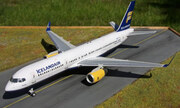 Boeing 757-208 1:144